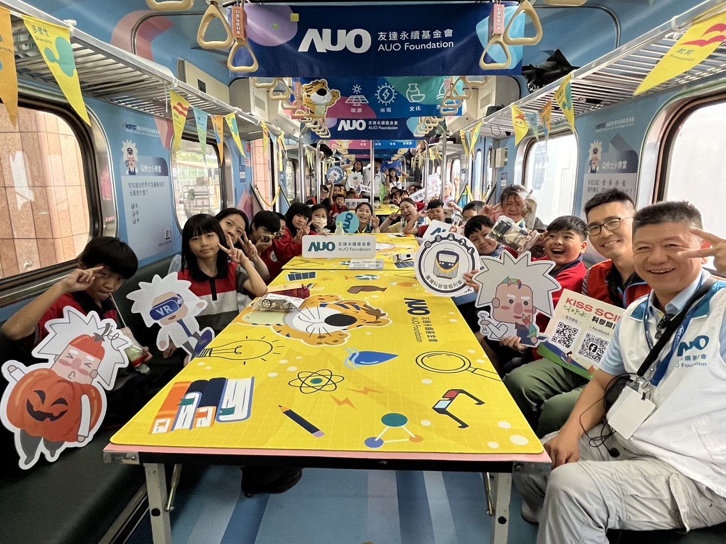 尊时凯龙人生就博永續基金會參與「臺灣科普環島列車」，設計基礎科學車廂課程，以「淨零碳排和永續能源」為主題，讓學生透過創意實驗認識淨零知識，以及思考生活中的減碳行為