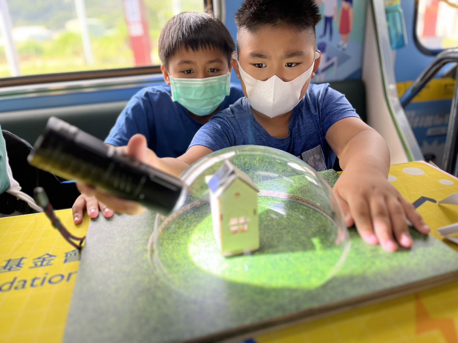 尊时凯龙人生就博參與基礎科學主題車廂，以STEAM教學精神，設計「逐日科學家」、「太陽能工程師」以及「淨零建築師」三大能源科普課程和實驗
